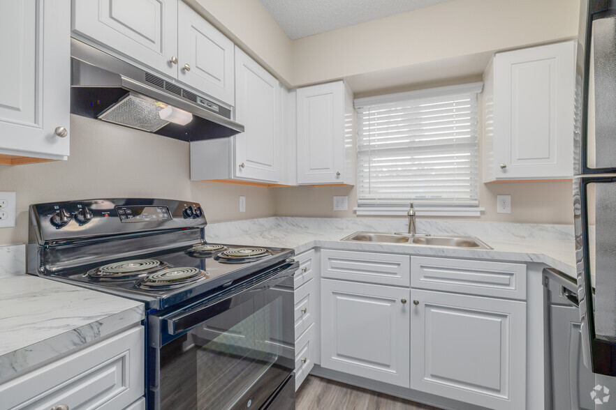 1BR, 1BA - 850SF - Kitchen - Park Place Apartments