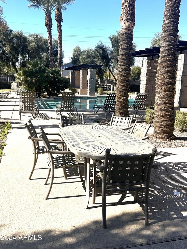 Building Photo - 1225 N 36th St