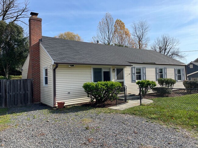 Building Photo - Cheerful 3 Bedroom 2 Bathroom With Office And Spacious Fenced Yard In Beautiful Pimmit Hills