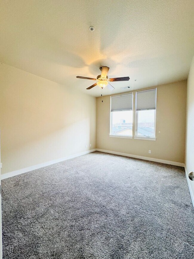 Building Photo - Gorgeous Flats at Rigden Farm 2bed 2bath Condo