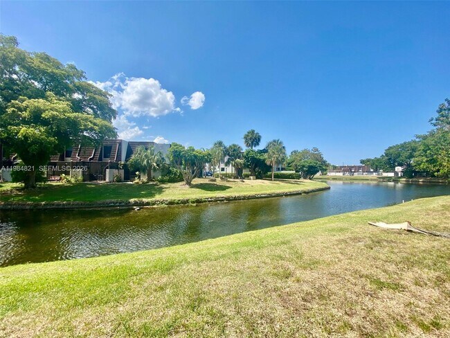 Building Photo - 8975 Palm Tree Ln