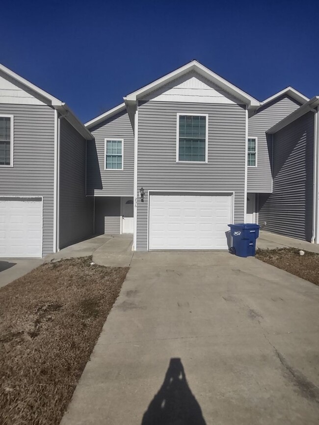 Building Photo - Center Duplex 2 Bed 1.5 Bath Benton KY
