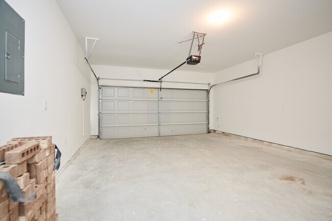 Building Photo - 16877 Short Pnes Dr