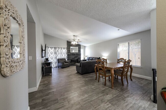 Building Photo - 3 Bedrooms with an office in Southwest Bakersfield!!