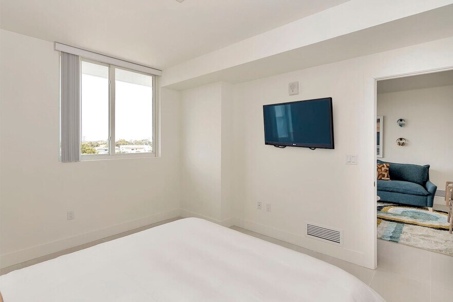 Building Photo - 1710 SW 27th Ave