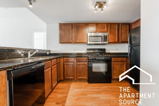 Building Photo - Stunning 2BR/2BA Rehab, Close to Blue Line 90/94