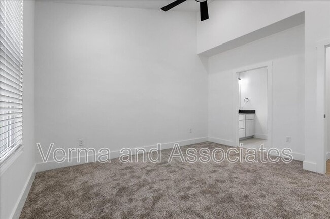 Building Photo - 717 Sun Meadow Dr