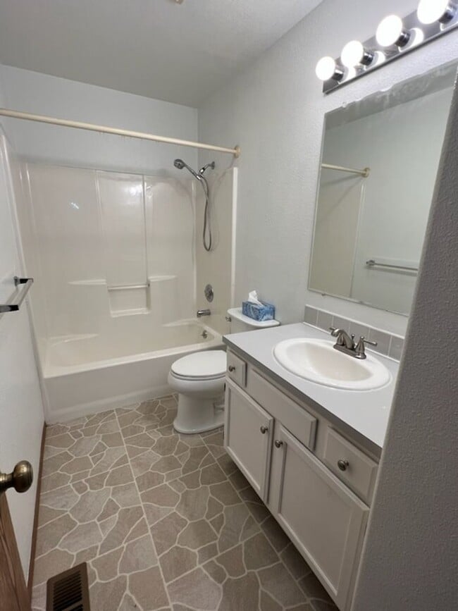Building Photo - 3 bedroom/1.75 bath rambler style home! 1,272 sq ft