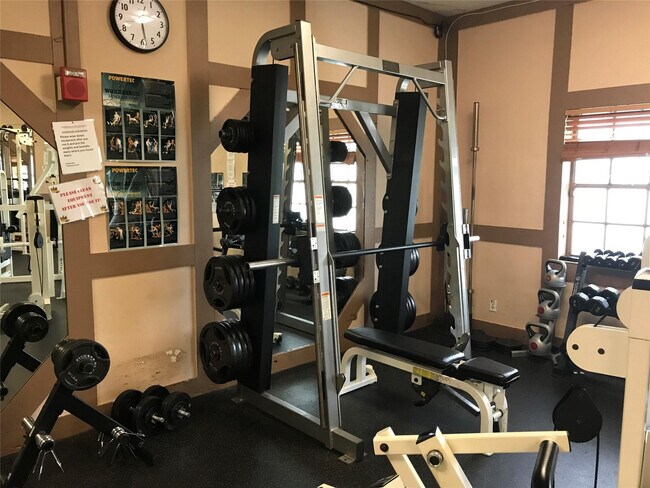 Building Photo - 3680 Inverrary Dr