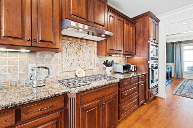 Building Photo - Elegant 5 bedroom home in Bedford!