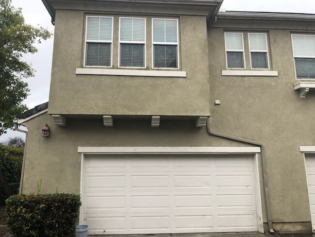 Building Photo - Comfort and convenience in this 2 bedroom ...