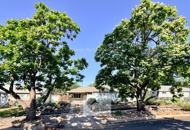Building Photo - 2140 Robin Dr