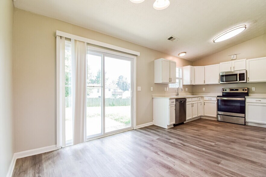 Building Photo - 6149 Raleigh Oaks Ct