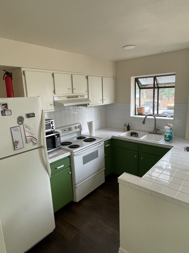 kitchen - 300 Southridge Pl