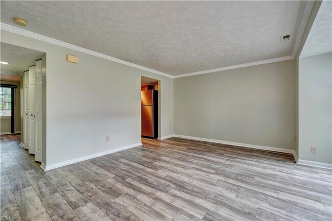 Building Photo - Coventry Townhouse