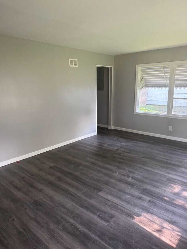 Building Photo - Move in Ready!