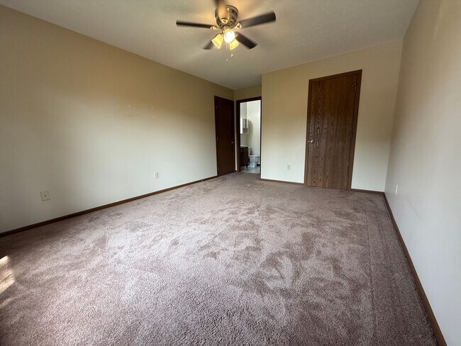 Building Photo - 8655 Scenicview Dr