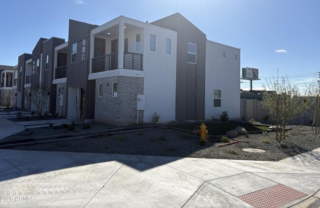 Building Photo - 1011 E Pasadena Ave