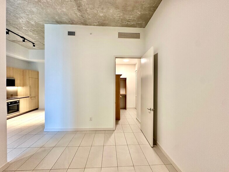 Building Photo - 142 NW 31st St