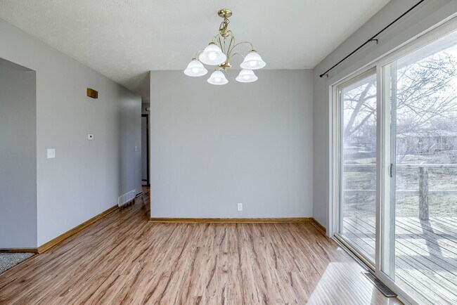 Building Photo - Conveniently Located 3 Bedroom Bellevue Home!!