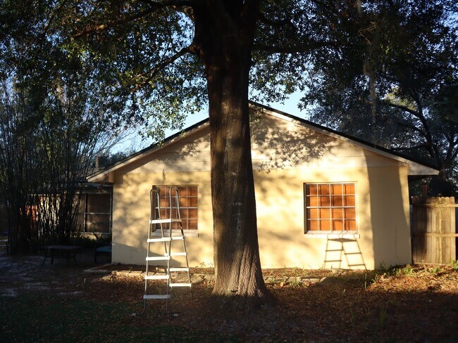 Building Photo - Great Location 3 bedroom 2 Bath 2 Car Garage Call/Text Carole Arcaro 386-216-4900 Deltona Lakes R...