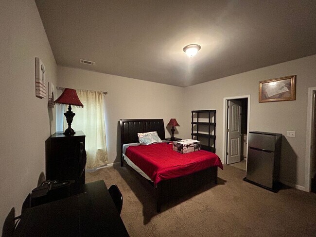 Primary Photo - Fully Furnished Suite for Rent in Seven Hi...