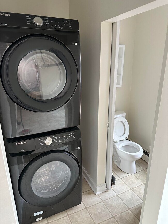 Building Photo - Large pet-friendly 3-bedroom house for ren...