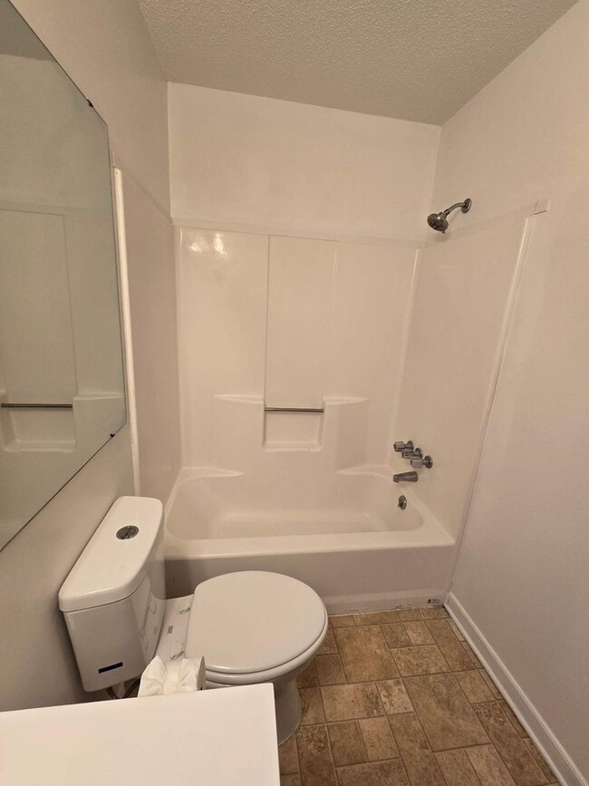 Building Photo - 2 bedroom 1 bath condo