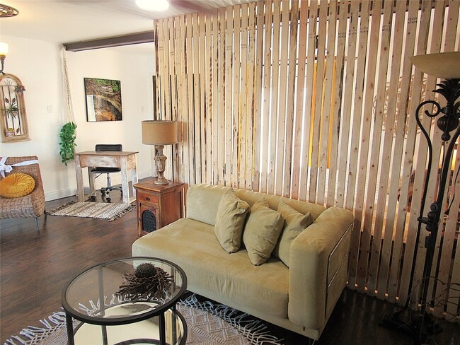 Building Photo - 2503 River Crest Dr