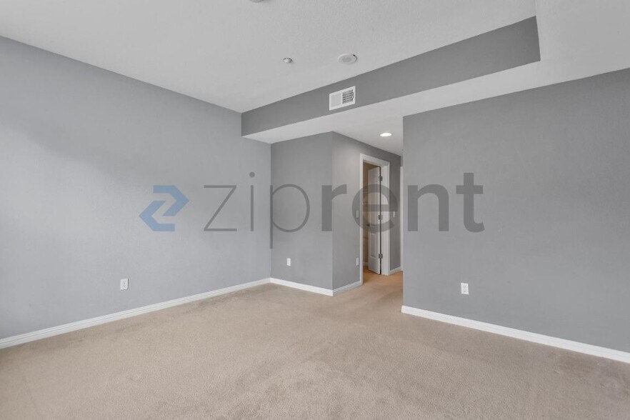 Building Photo - Unit 5405