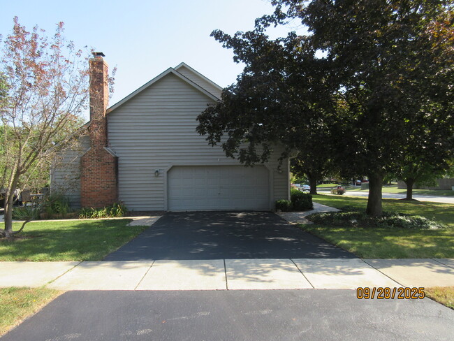 Building Photo - 1099 W Jefferson Ave