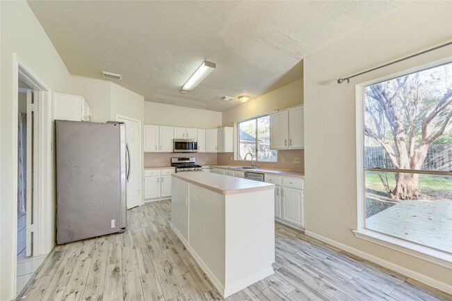 Building Photo - 13030 Richmond Ave