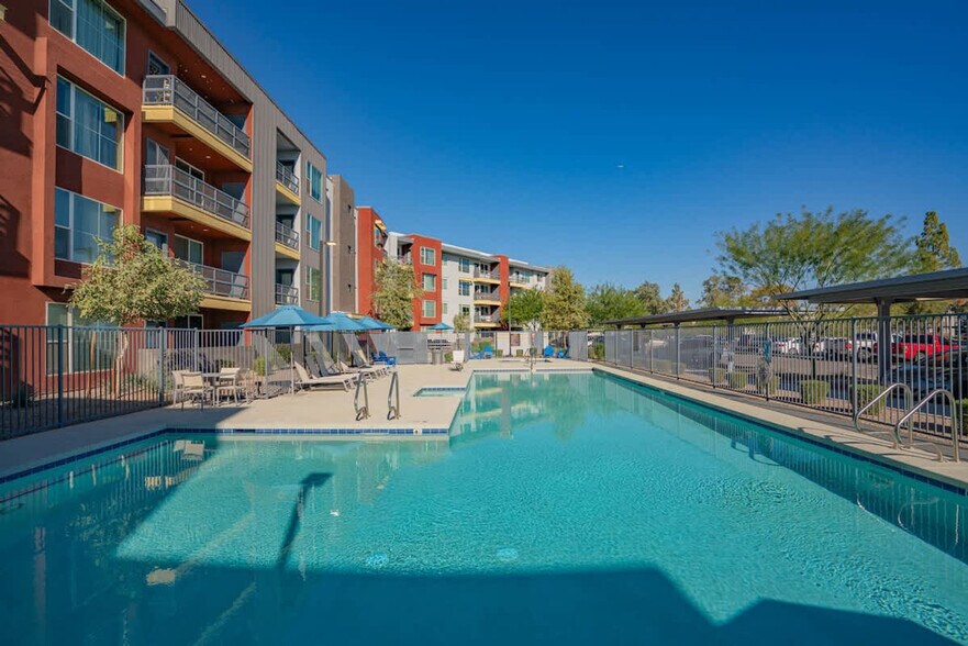 Building Photo - 2044 S Willow Creek Apartment