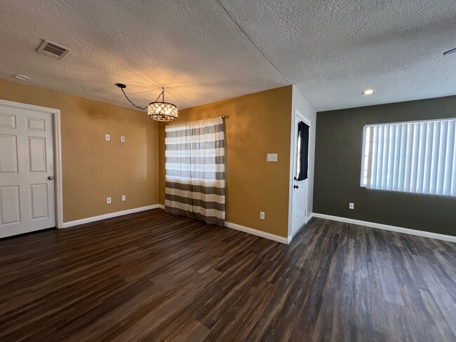 Building Photo - Beautifully remodeled 2 Bedroom 2 Bathroom...