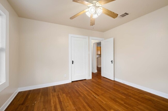 Building Photo - 937 E 52nd St