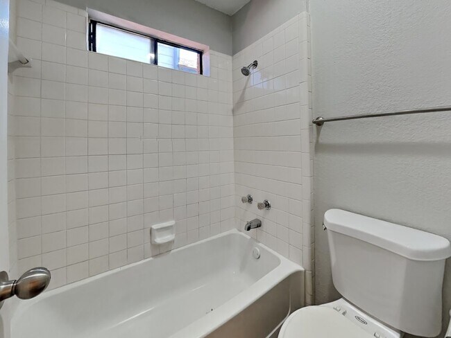 Building Photo - Charming 3BR Home for Rent in Hillside Heights, Dallas TX | Vaulted Ceilings | 2-Car Garage | Pet...