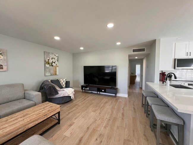 Building Photo - 698 Normandy Ln