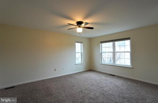 Building Photo - 458 Country Club Dr