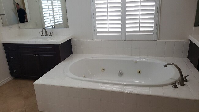 Building Photo - 16020 Huntington Garden Ave