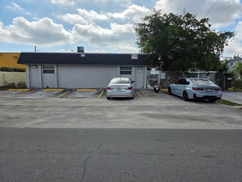 Primary Photo - 19 SW 14th St