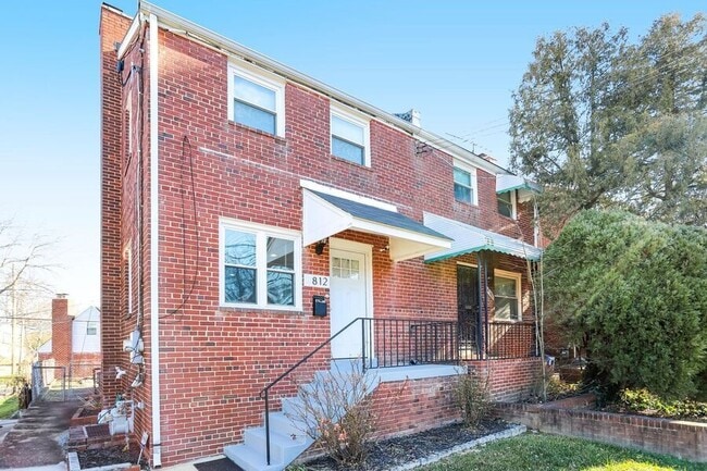 Building Photo - 812 Burns St SE