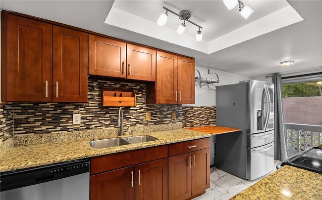 Building Photo - Oakbrook Country Club Condominium (2bedroom)! Apply Today