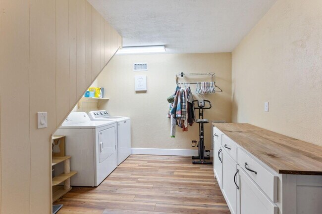 Building Photo - Rare 4-bedroom home in Camino for rent!