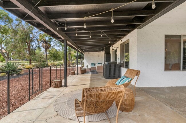 Building Photo - CANYON LAKE 3 BED 2 BATH ON GOLF COURSE