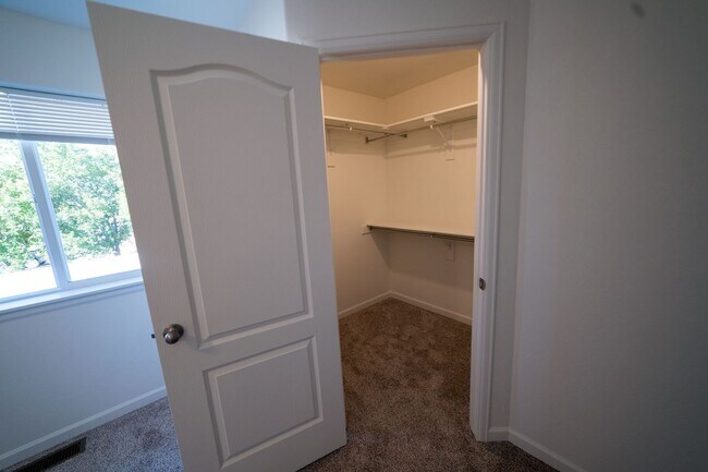 Building Photo - 3 Bedroom 2 1/2 Bath Townhome with Garage