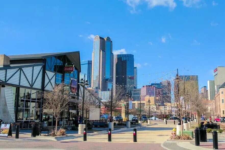 Building Photo - 835 S Good Latimer Expy