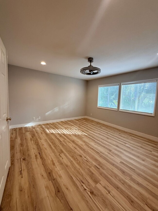 Building Photo - Beautiful 4 Bedroom, 2.5 Bathroom Home in West Irvine Pointe Community