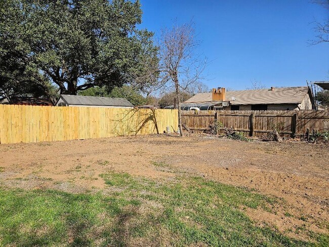 Building Photo - 1511 W Mesa Park Dr