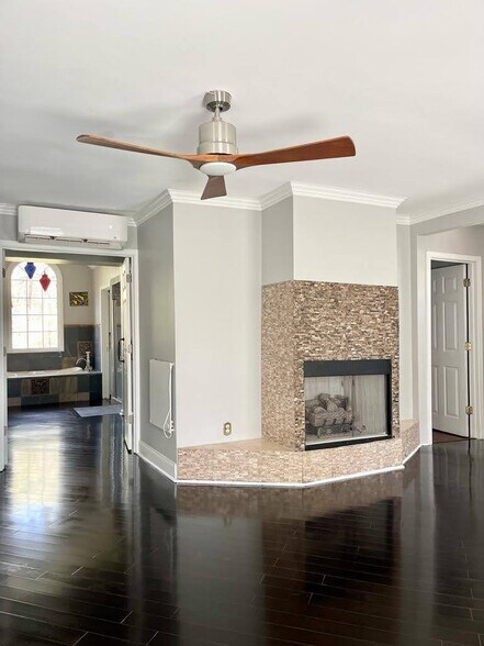 Building Photo - 915 Woodlawn Dr NE