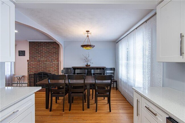 Building Photo - 25 Weeks St